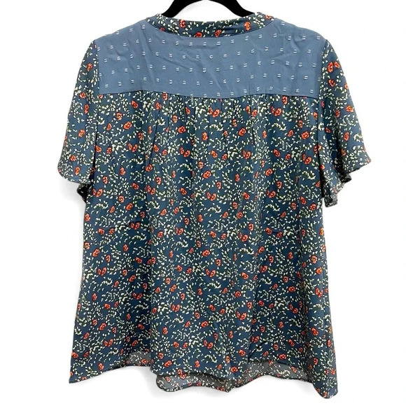 BLOOMCHIC Short Flutter Sleeve Blur Floral with Eyelet Detail Blouse size 10 - Picture 2 of 8